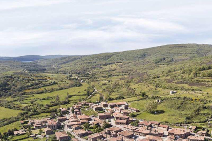 Vista panorámica de la localidad serrana de Pineda de la Sierra.-ISRAEL L. MURILLO