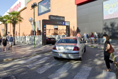 Los delincuentes actúan en las zonas de aparcamiento de los centros comerciales. ISRAEL L. MURILLO