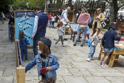 Un niño y una niña juegan al 'Cuatro en raya' durante la Feria del Día de la Familia. SANTI OTERO