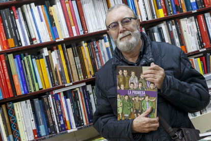 El historietista Javier Martínez Sancho, en la Librería del Espolón. SANTI OTERO