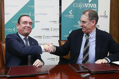 Ramón Sobremonte y Miguel Ángel Benavente, ayer en la firma del convenio.-RAÚL G. OCHOA
