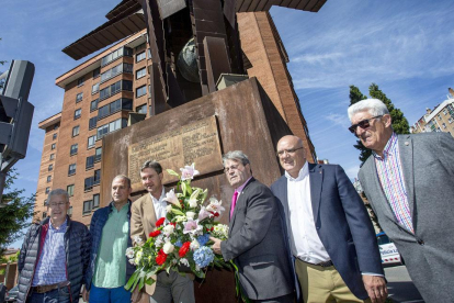 En el centro, Javier Lacalle y Francisco del Amo, en la ofrenda floral en la escultura a los donantes-SANTI OTERO