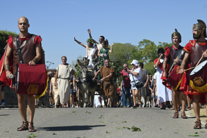La tradición romana regresa a las calles de Baños de Valdearados durante la celebración de la XXII edición de la Fiesta en Honor al Dios Baco. ICAL