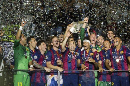 Los jugadores del Barça, con el trofeo de la Liga de Campeones, en el palco de la Estadio Olímpico de Berlín.-Foto: JORDI COTRINA