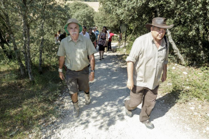 Eudald Carbonell recorre el sendero botánico junto al director del Aula de Medio Ambiente de la Fundación Caja de Burgos, Miguel Ángel Pinto.-SANTI OTERO