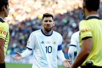 Messi, asombrado, pide explicaciones al árbitro paraguayo Mario Díaz de Vivar tras ser expulsado ante Chile en la semifinal.-SEBASTIAO MOREIRA (EFE)