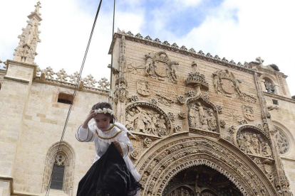 El ángel quita el velo negro a la Virgen María.-ICAL