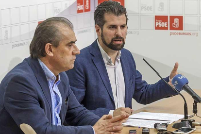 El procurador Luis Briones y Luis Tudanca, durante la rueda de prensa de ayer.-ISRAEL L. MURILLO
