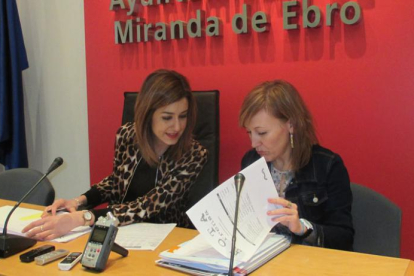 Aitana Hernando y Laura Torres durante la presentación del borrador del PSOE de los presupuestos municipales.-E.M.