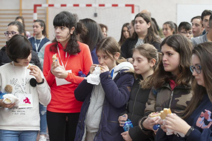 Varias alumnas se comen su bocata mientras participan de las actividades que programó el centro.-SANTI OTERO
