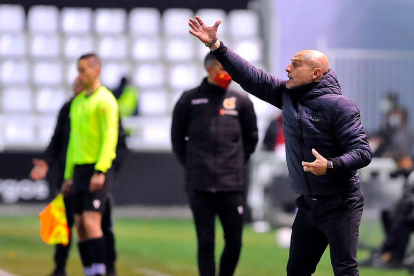 Calero corrige a sus jugadores durante un partido. SANTI OTERO