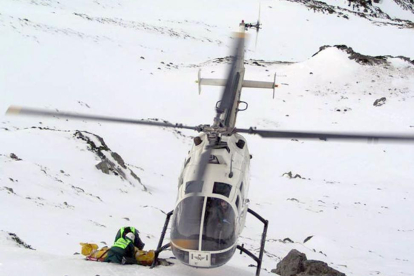 Imagen de un helicóptero durante un rescate.-ECB