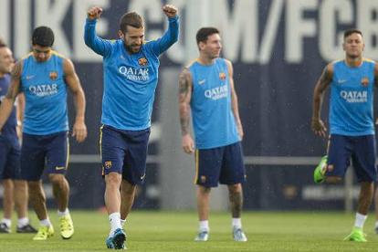 Jordi Alba levanta sus brazos durante la sesión de entrenamiento del FC Barcelona en la ciutat esportiva antes de viajar a Bilbao.-Foto: JORDI COTRINA