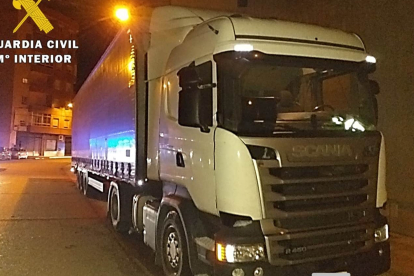 La Guardia Civil recupera un vehículo pesado sustraído horas antes con la mercancía de Zara. ECB