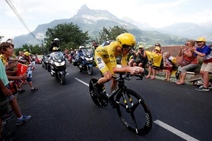 El ciclista británico Christopher Froome del Sky termina la carrera de la decimoctava etapa de la 103ª edición del Tour de Francia, de 17 kilómetros, que se disputa entre Sallanches y Megéve, en Francia, hoy.-EFE/Kim Ludbrook