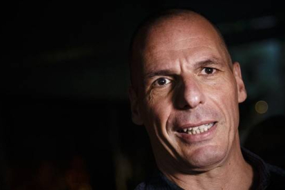 Varoufakis, al salir de su oficina en Atenas, el 1 de julio.-Foto: AP / DANIEL OCHOA DE OLZA