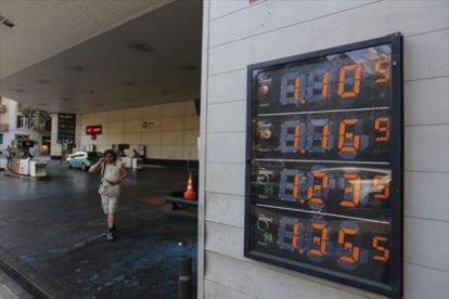 Precios de los carburantes expuestos en una gasolinera de Barcelona.-DANNY CAMINAL