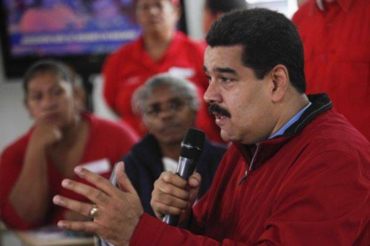 El presidente de Venezuela, Nicolás Maduro, habla con simpatizantes chavistas, el viernes en Caracas.-Foto: REUTERS