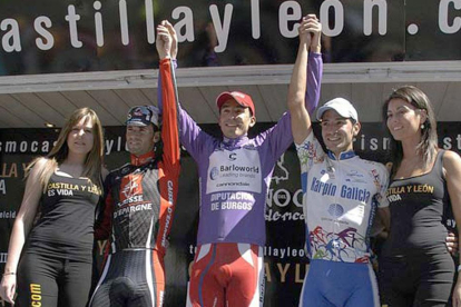Mauricio Soler (centro) en el podio con Alejandro Valverde (izquierda) y Carlos Castaño en la edición de 2007.-
