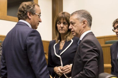 Alfonso Alonso, Idoia Mendia e Iñigo Urkullu, este miércoles, en el Parlamento vasco.-EFE / ADRIAN RUIZ DE HIERRO