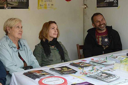 Rafa Sánchez (dch.) en el stand de las jornadas contra el consumo de alcohol que se clausuraron ayer-E. M.