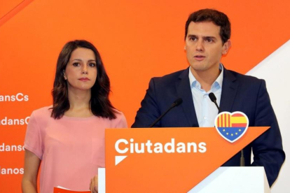 El presidente de Cs, Albert Rivera, y la líder del partido en el Parlament, Inés Arrimadas, en la rueda de prensa que han ofrecido este domingo en Barcelona.-ACN