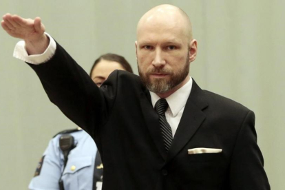 Breivik hace el saludo nazi en el tribunal de apelación de Borgarting, en la prisión de Telemark Skien (Noruega), el 10 de enero.-LISE AASERUD