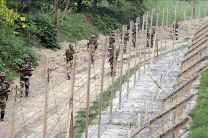 Guardias indios en la frontera de Cachemira.-EFE / JAIPAL SINGH