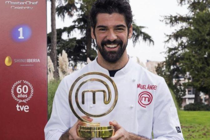 El actor Miguel Ángel Muñoz, con su trofeo de 'Masterchef Celebrity' (TVE-1).-