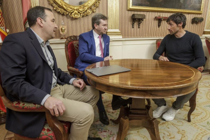 Luis Hernando charla con el alcalde, Javier Lacalle, y y el concejal de festejos, José Antonio Antón, ayer.-SANTI OTERO