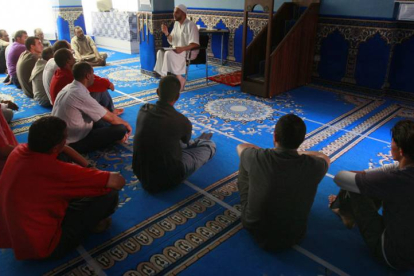 Un grupo de musulmanes celebra el Ramadán.-RAÚL G. OCHOA