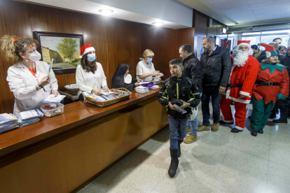 Cada día de Navidad, los moteros acuden al asilo de Santa Teresa Jornet y al Centro Asistencial de las Hermanas Hospitalarias. FOTOS: © ECB / SANTI OTERO.