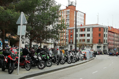 Motos y más motos en los alrededores de la calle Santa Cruz. J. G. L.