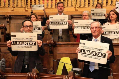 Los concejales del PDECat en Barcelona muestran carteles pidiendo la libertad de los encarcelados. Con un lazo amarillo, el lugar que ocupaba el exedil y exconseller Joaquim Forn.-FERRAN NADEU