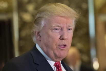 El presidente electo estadounidense, Donald Trump, se dirige a los periodistas en la Trump Tower de Nueva York.-ALBIN LOHR-JONES