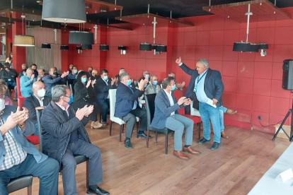 De los Mozos recibe el aplauso de los asistentes al congreso del PP comarcal en Buniel tras conocerse el escrutinio.ECB
