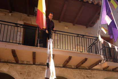 La bandera es recogida por el Capitán en la Casa Consistorial fredense.-G.G.