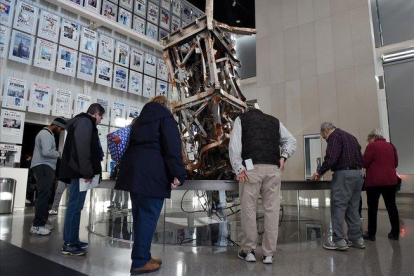 Unos visitantes del museu observan la antena de TV que coronaba la torre norte del World Trade Center de Nueva York.-AFP / OLIVIER DOULIERY