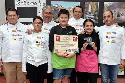 Los ganadores de la categoría Masterchef posaron luego con el jurado, quien destacó el alto nivel de los participantes.-ECB
