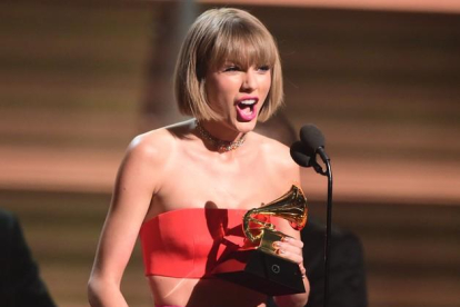 Taylor Swift, durante su discurso de aceptación del premio al mejor álbum del año por '1989'.-AFP / ROBYN BECK