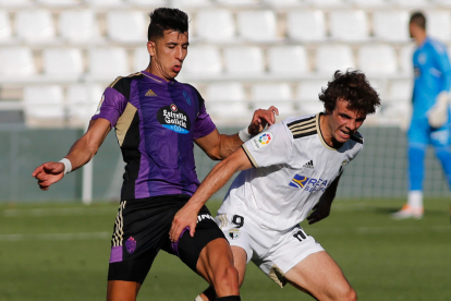 Artola protege el balón en el amistoso disputado ante el Valladolid. SANTI OTERO