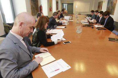 Los mienbros de la junta directiva se reunieron el jueves en el Teatro Principal.-RAÚL OCHOA