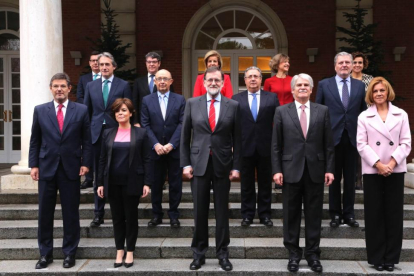Foto del Consejo de Ministros con el nuevo titular de Economía, Román Escolano , el último de la izquierda en la tercera fila.-/ JUAN MANUEL PRATS