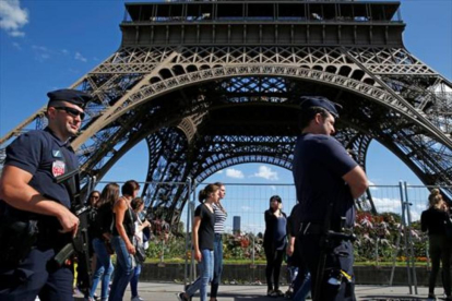 Vigilancia policial en la Torre Eiffel.-REUTERS / PASCAL ROSSIGNOL
