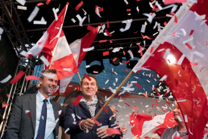 A la izquierda, Norbert Hofer, el candidato del partido ultraderechista FPO a las presidenciales en Austria. A la derecha, Heinz-Christian Strache, el líder del partido.-AFP / JOE KLAMAR