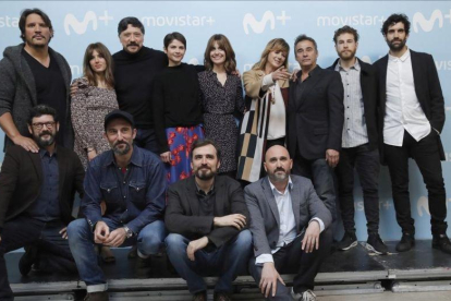 Equipo artístico de la serie 'La zona', junto con sus creadores, los hermanos Sánchez-Cabezudo.-JUAN CARLOS HIDALGO / EFE