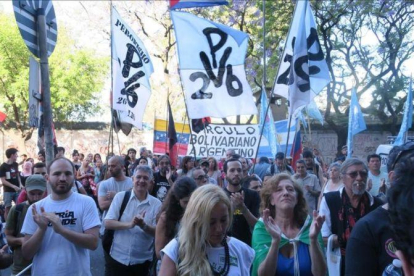 Manifestación ante la embajada venezolana en Buenos Aires contra la suspensión de Venezuela como kmiembro del Mercosur, este jueves.-EFE / CARLOTA CIUDAD