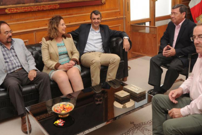 Representantes de la Diputación charlan con Javier Guillén (en el centro) antes de la firma del convenio.-ISRAEL L. MURILLO