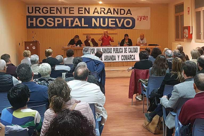 Reunión de vecinos de Aranda de Duero, ayer, para analizar la grave situación a la que se enfrenta la ciudad.-L.V.