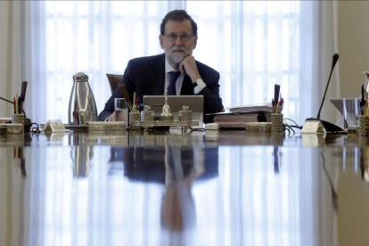 Mariano Rajoy durante el Consejo de Ministros Extraordinario convocado para recurrir las leyes de independencia.-JOSÉ LUIS ROCA